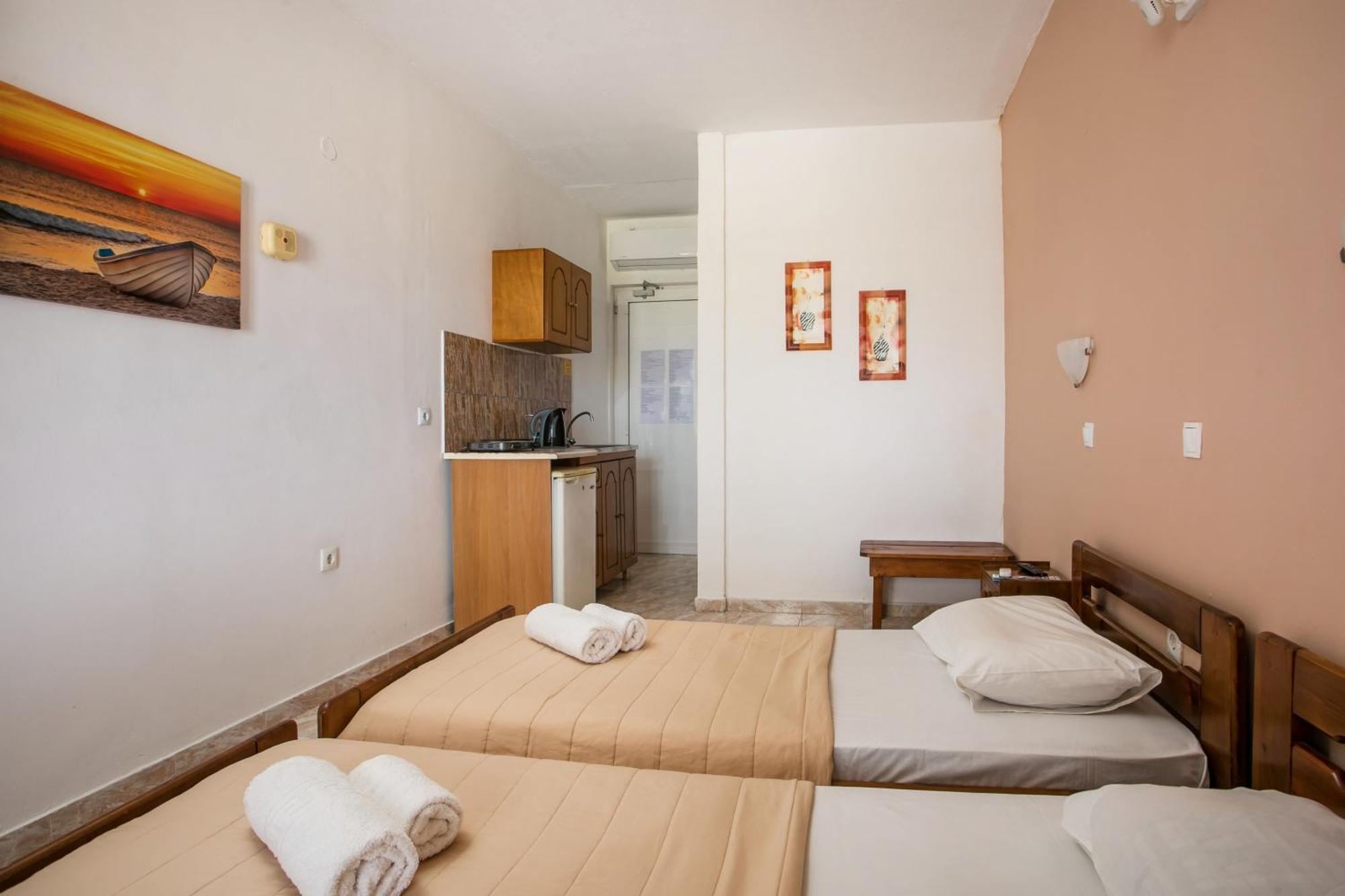 פליראקי Dimitris Studios & Apartments מראה חיצוני תמונה