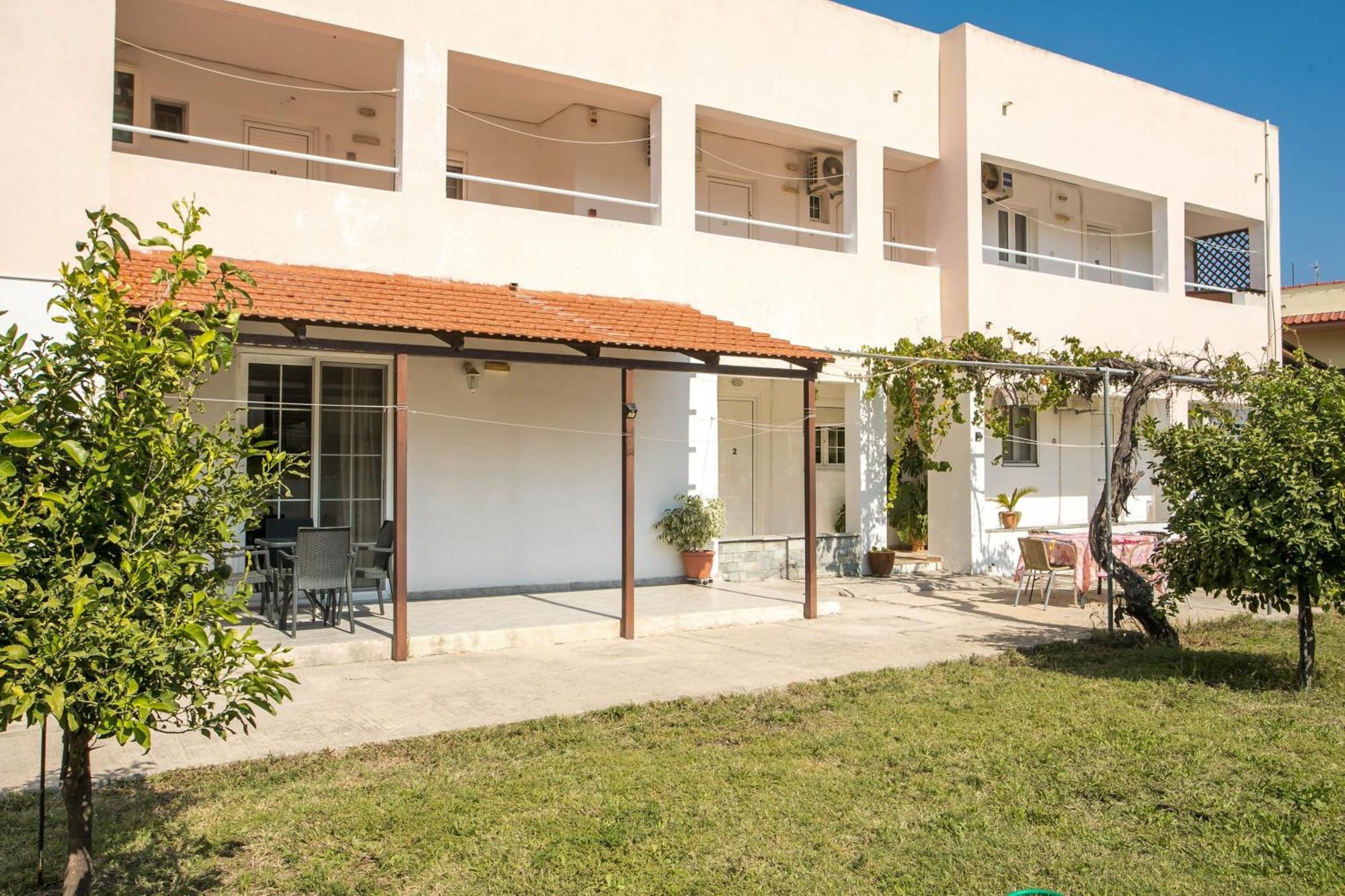 פליראקי Dimitris Studios & Apartments מראה חיצוני תמונה